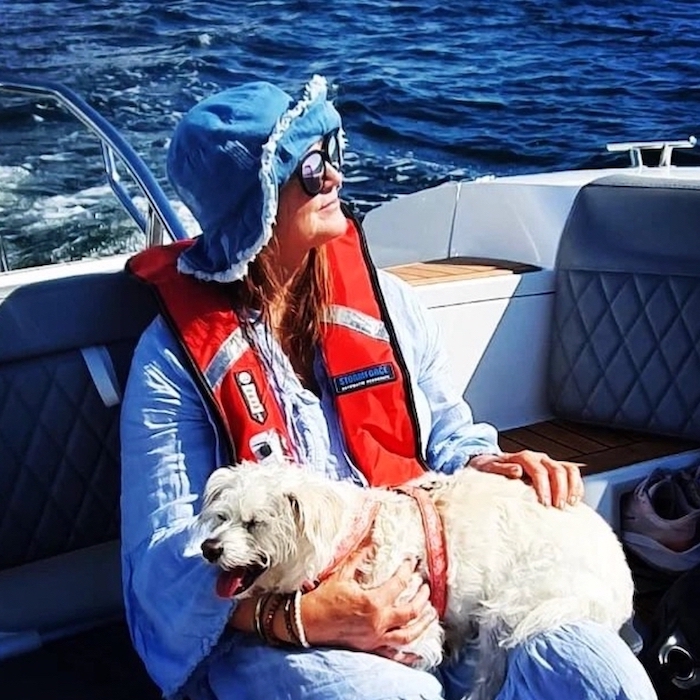 Putiikinpitäjä ja koiransa Peppi veneilemässä